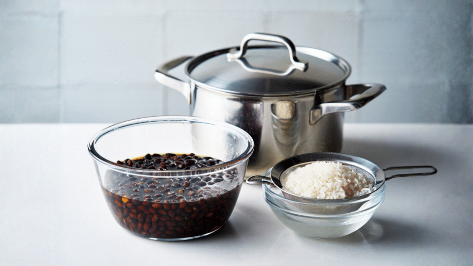 prepare the beans liquid and rice to make arroz congri