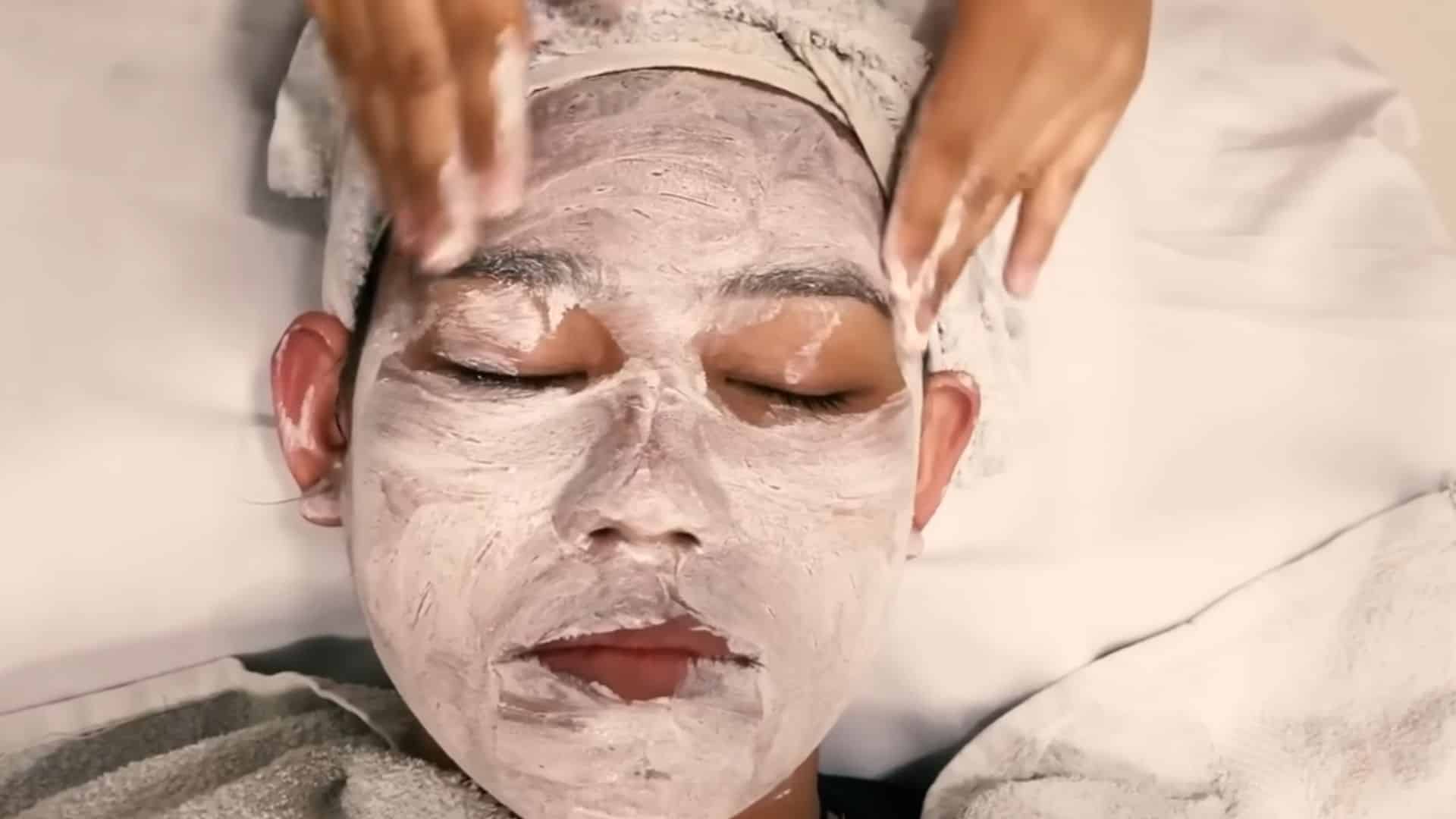 cleanse the skin with a wet towel and remove makeup, then apply a scrub to exfoliate dead skin and improve texture (1)