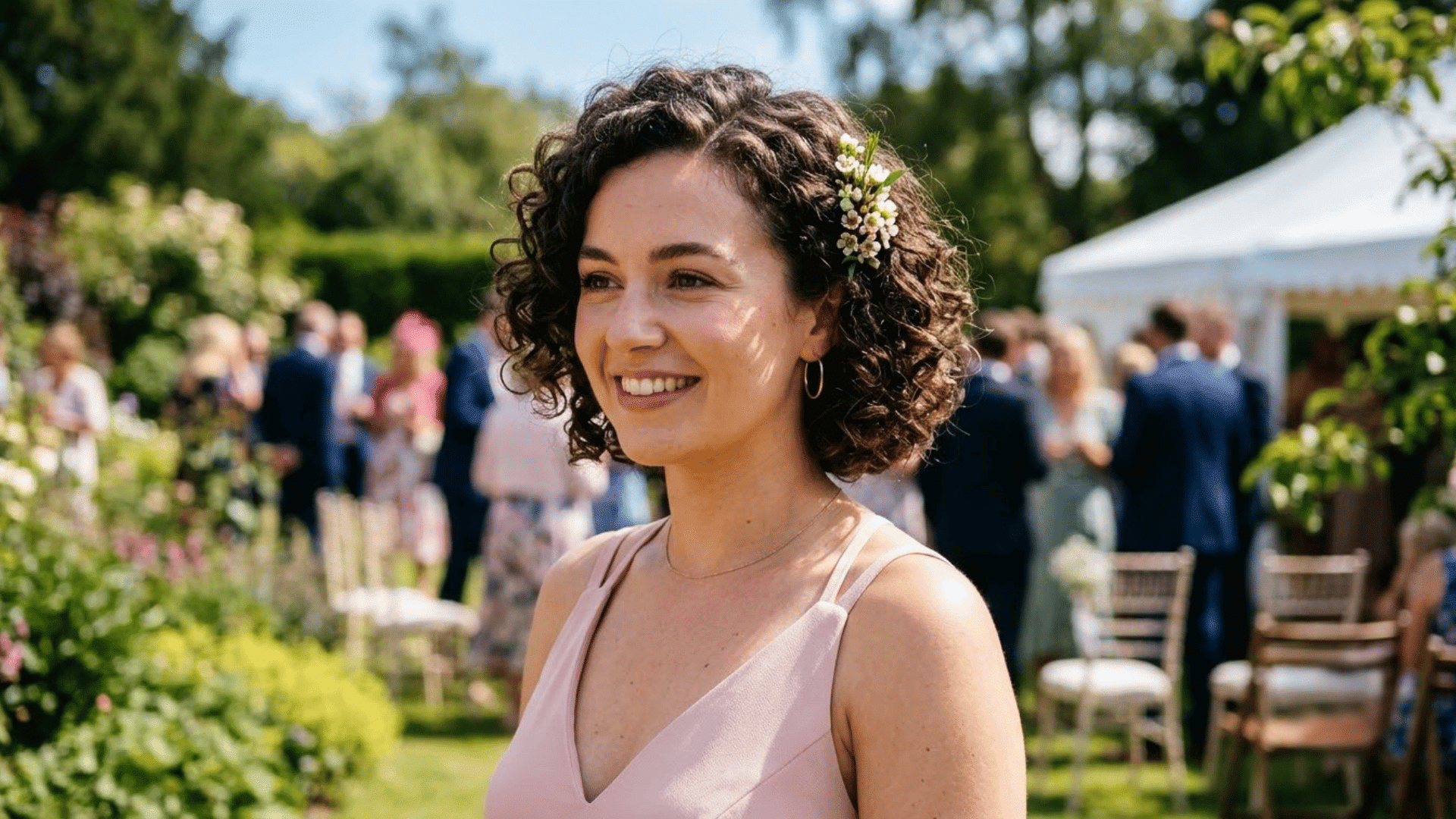 short curly hairstyle with defined curls for a natural bridesmaid wedding look